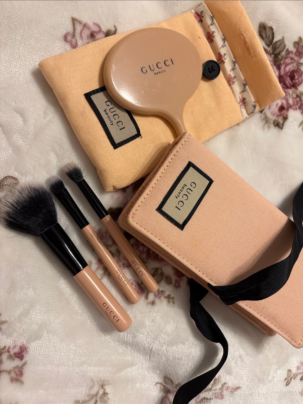 GUCCI Peach Travel Makeup Brush Set with Compact Mirror